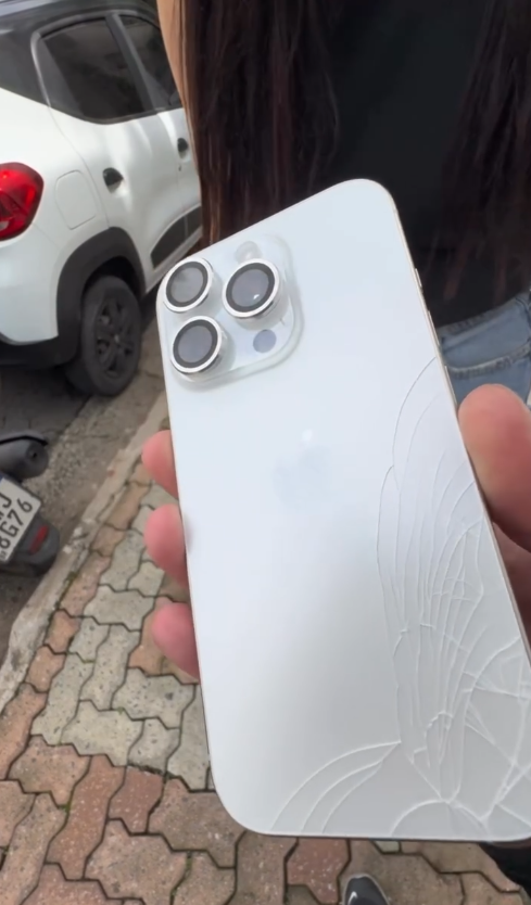 iPhone com vidro traseiro danificado