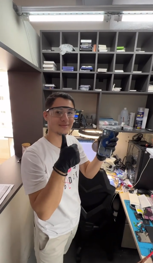 Técnico da Henriquedocel em bancada de reparo de iPhone